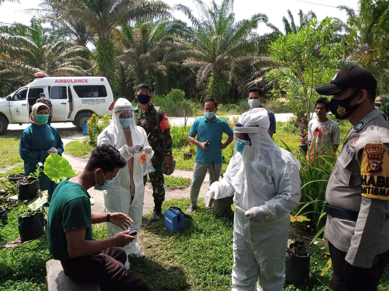 Babinsa Bersama Tim PPKM Mikro Cegah Penularan Covid 19 Di Wilayah Tambusai Utara