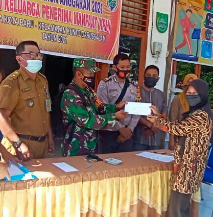 Serma Sudarmin Pantau Pembagian BLT DD