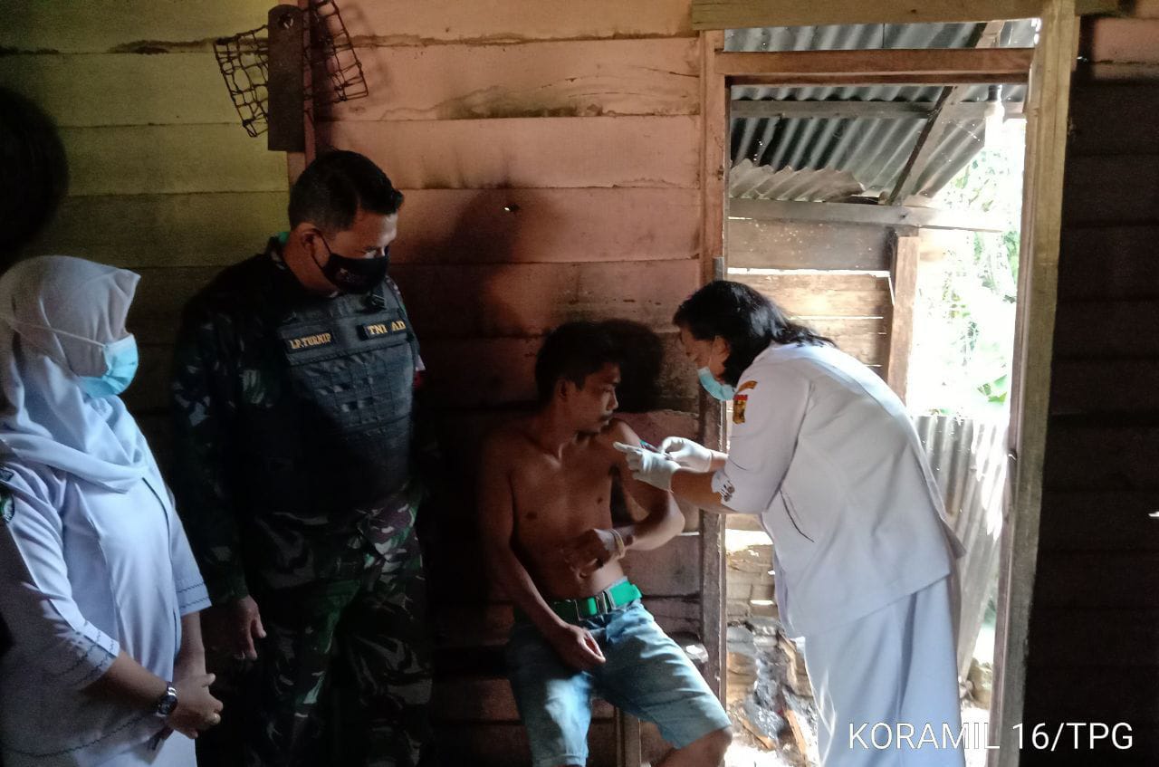 Sinergitas Babinsa Koramil 16/Tapung Dampingi Pelaksanaan Vaksinasi Covid -19 Warga Kategori ODGJ