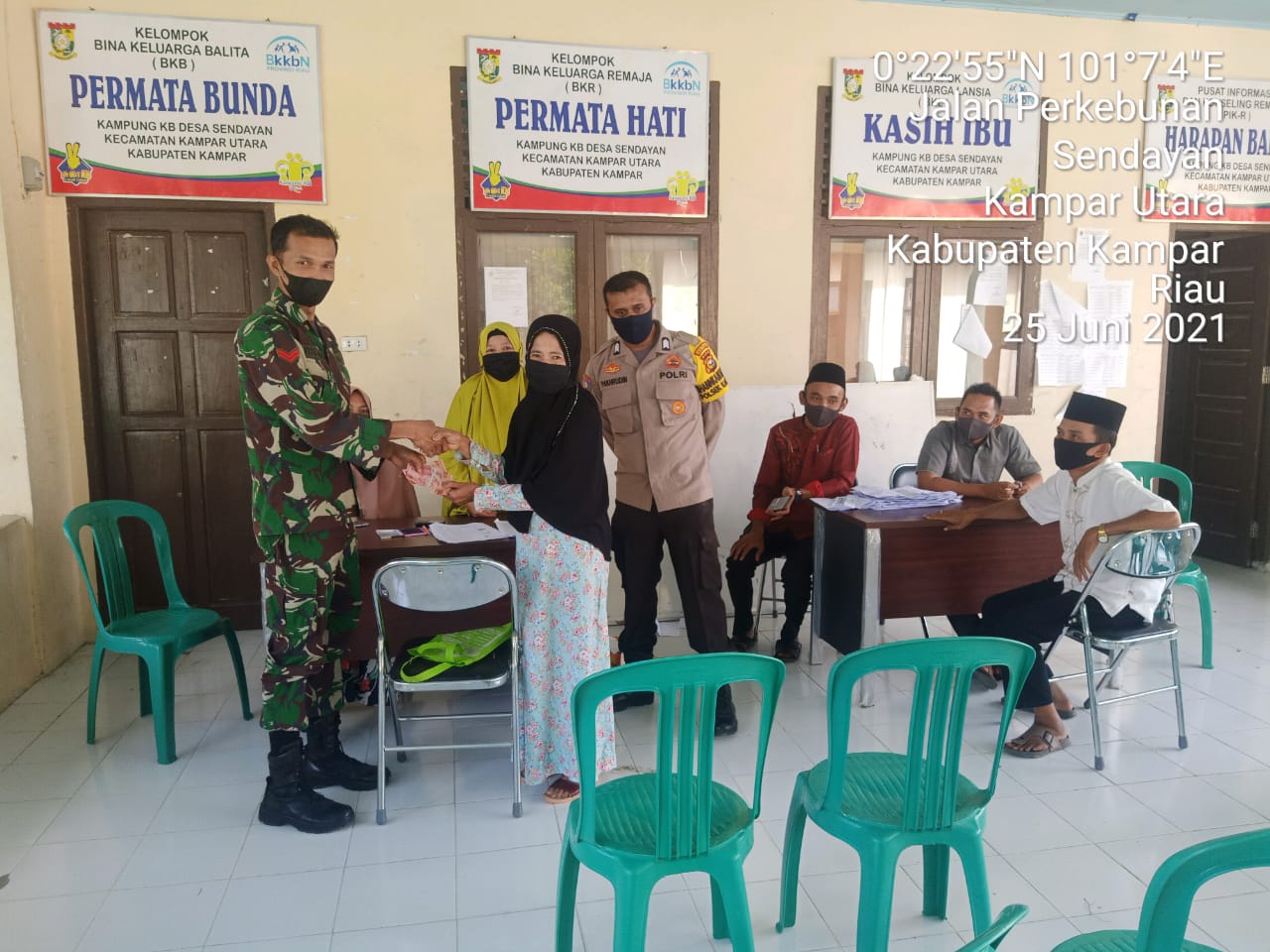 Babinsa Koramil 07/Kampar Dampingi Pembagian BLT DD Sendayan