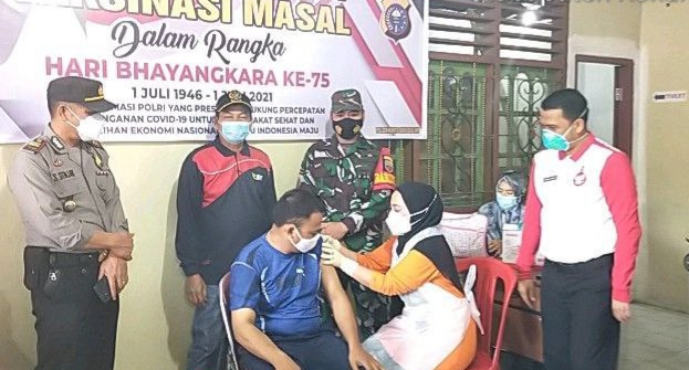 Babinsa Koramil 10/Kunto Darussalam Pantau Vaksinasi
