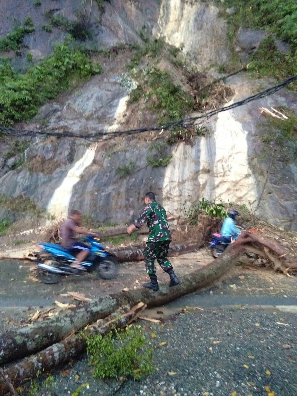 Babinsa Koramil 01/Bkn dan Masyarakat Singkirkan Material Longsor