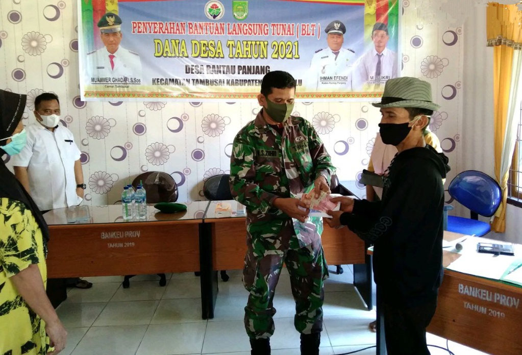 Babinsa Tetap Beri Pengawalan Terhadap Penyaluran Dana BLT DD