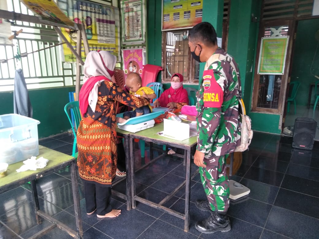 Jalin Kerjasama Dengan Kader Babinsa Dampingi Petugas Berikan Layanan Posyandu