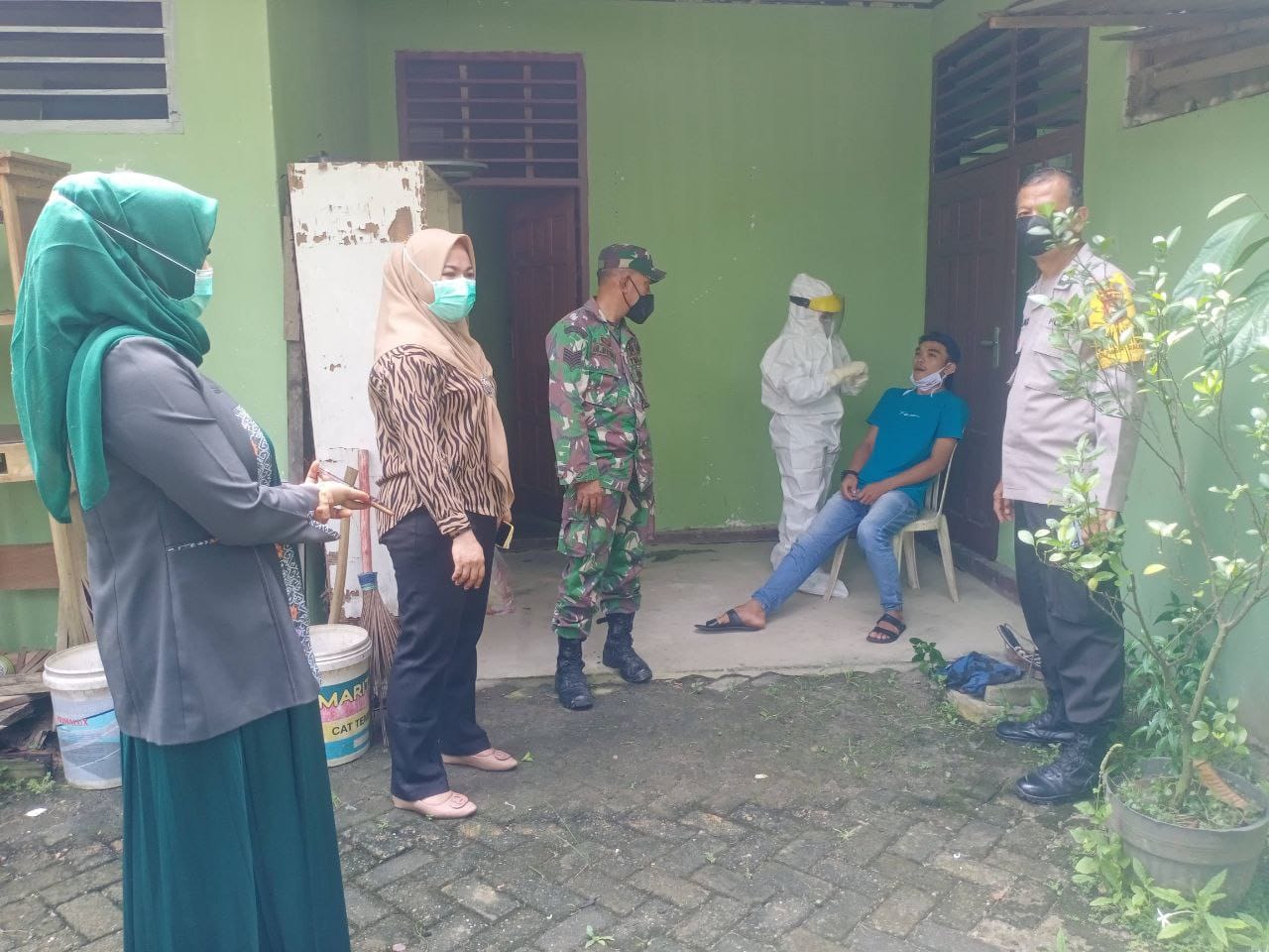 Babinsa Koramil 01/Bkn Dampingi Tenaga Kesehatan Lakukan Swab Antigen Terhadap Masyarakat 
