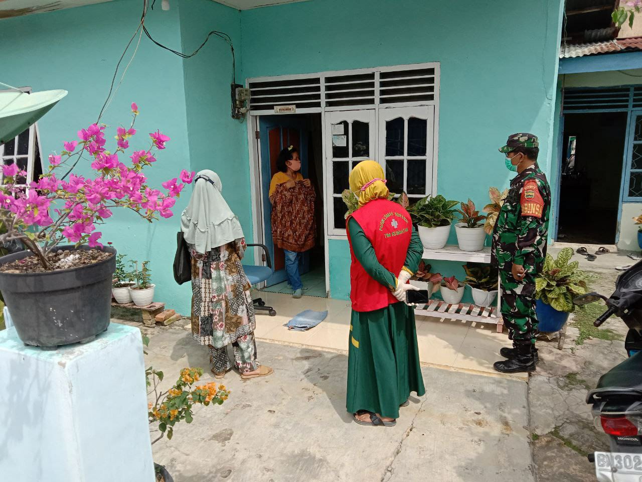 Trecing Contact Terus Dilakukan Babinsa dan Tim Trecer Guna Memutus Mata Rantai Penyebaran Covid-19