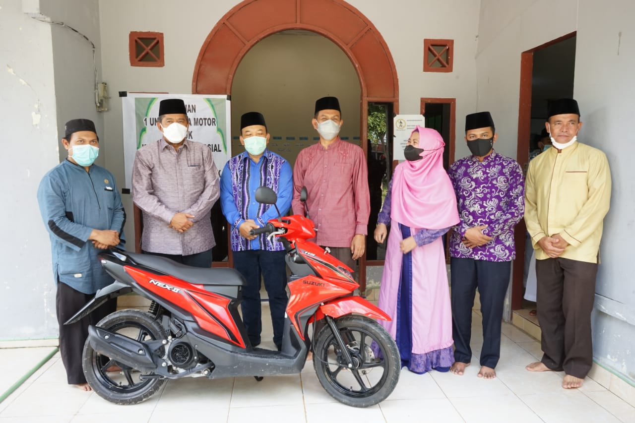 Bupati Alfedri serahkan Kendaraan Oprasional kepada Pengurus Pompes Darul Hadits Sultan Yahya