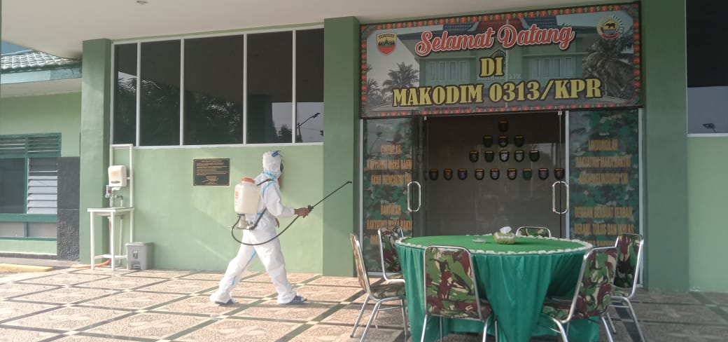Kodim 0313/KPR Laksanakan Penyemprotan  Disinfektan di Perkantoran Makodim 