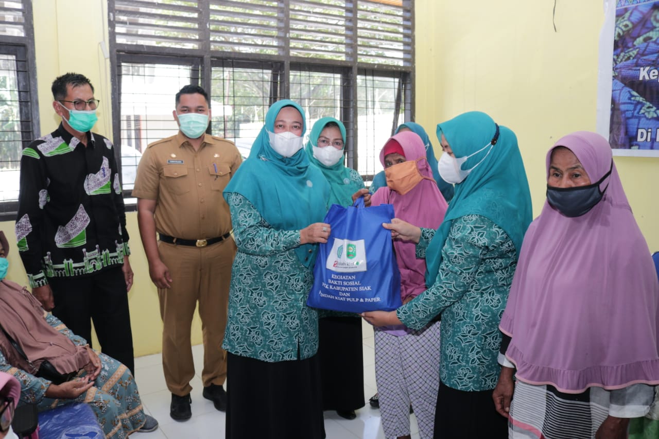 Peduli Kaum Dhuafa, PKK Siak Bekerjasama Dengan PT IKPP Bagikan Sembako di 4 Kecamatan