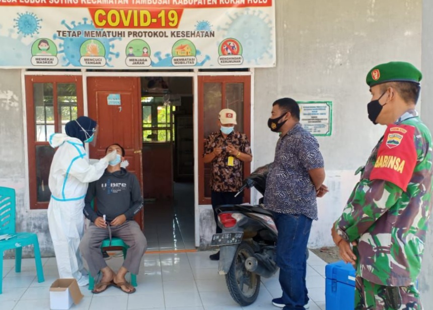 Sinergi Tiga Pilar, Babinsa dampingi Tenaga Kesehatan melaksanakan 3T guna mencegah penyebaran Covid