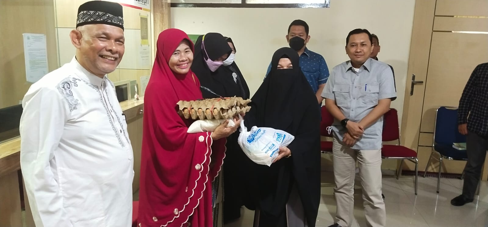 Keluarga  Besar Bapenda Kampar Serahkan 150 Paket Sembako Kepada Warga Sekitar yang Membutuhkan
