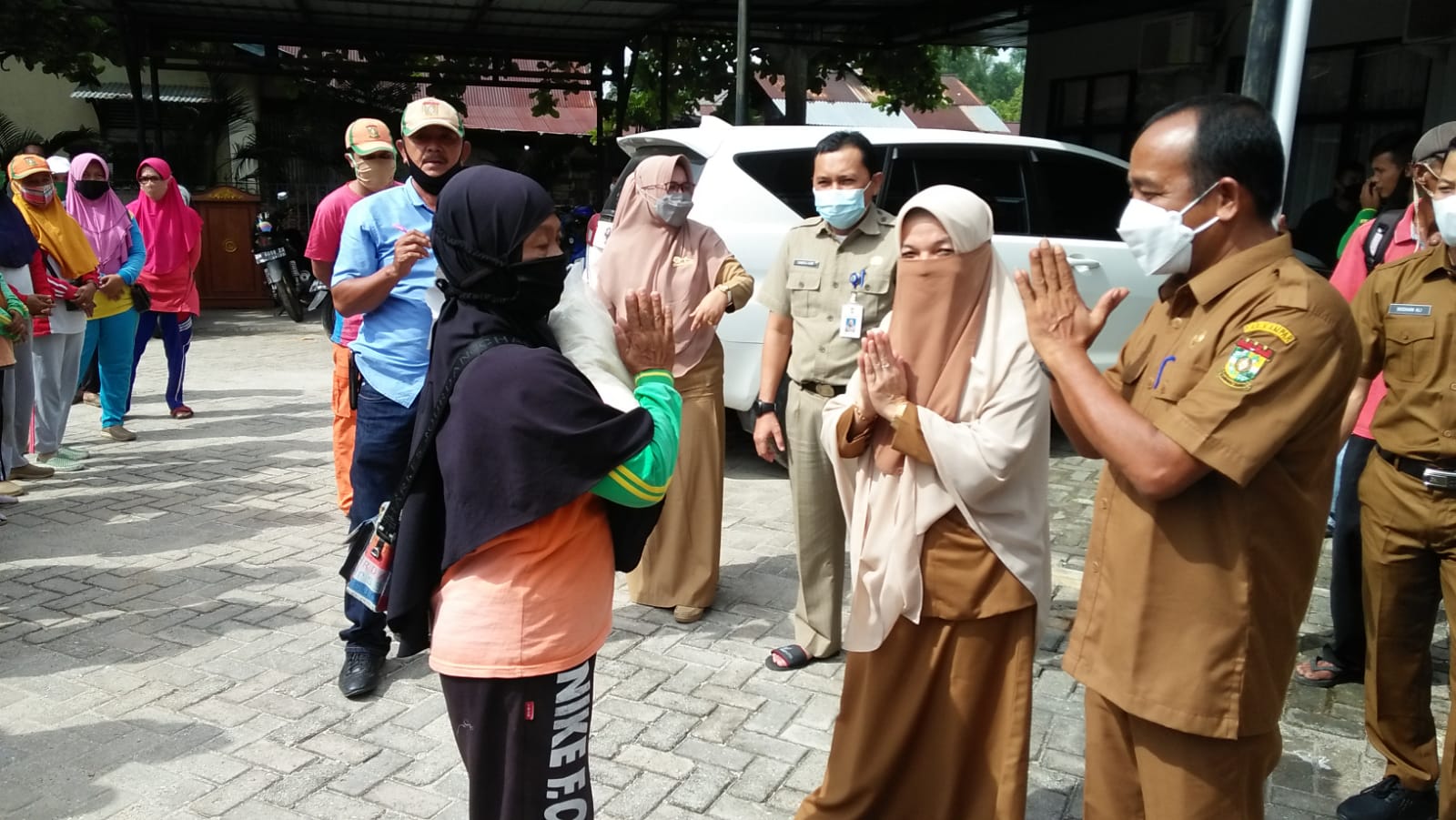 Keluarga Besar Bapenda Kampar, Bagikan Sembako kepada Petugas Kebersihan