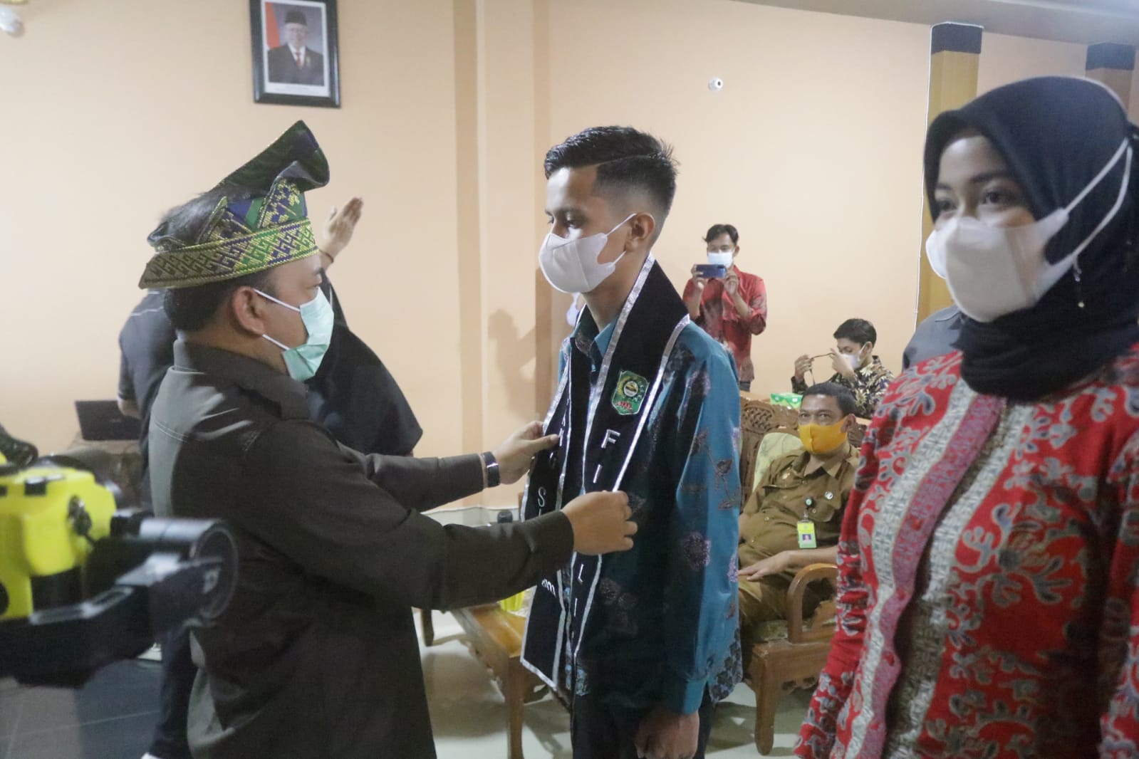 Wabup Husni Memasangan Selempang Tanda Dimulainya Pembekalan Finalis Bujang dan Dara 2021