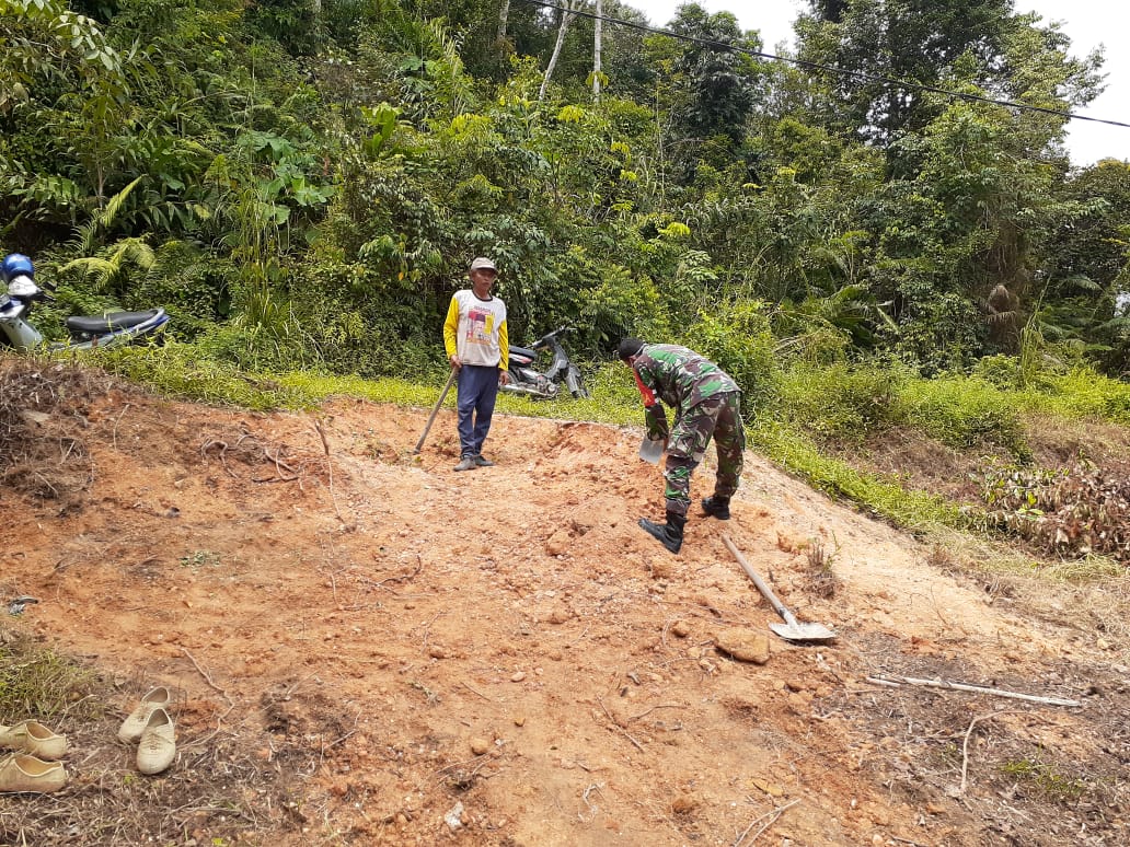 Semangat Gotong Royong Babinsa Koramil 05/KK  Bersama Warga Perbaiki Jalan Desa