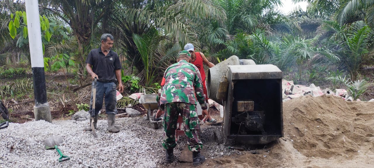 Penuh Semangat, Babinsa dan Warga Garap Semenisasi Jalan