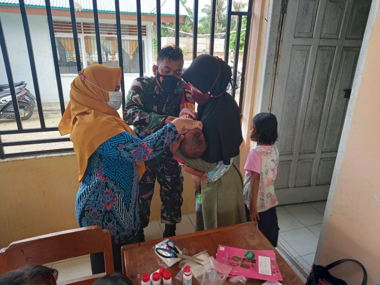 Bentuk Kepedulian Apter, Babinsa Koramil 16/Tapung Dampingi Pelayanan Posyandu Di Tengah Pandemi 