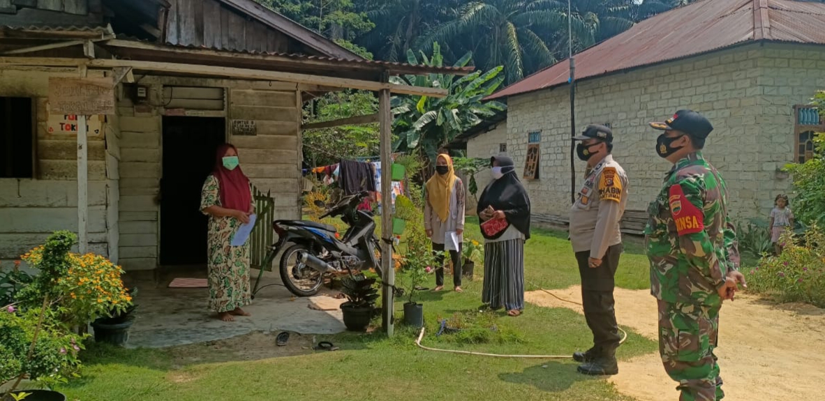 Babinsa Koramil 05/Kampar Kiri, Bersinergi Dampingi Petugas Kesehatan Laksanakan Tracking di Wilayah