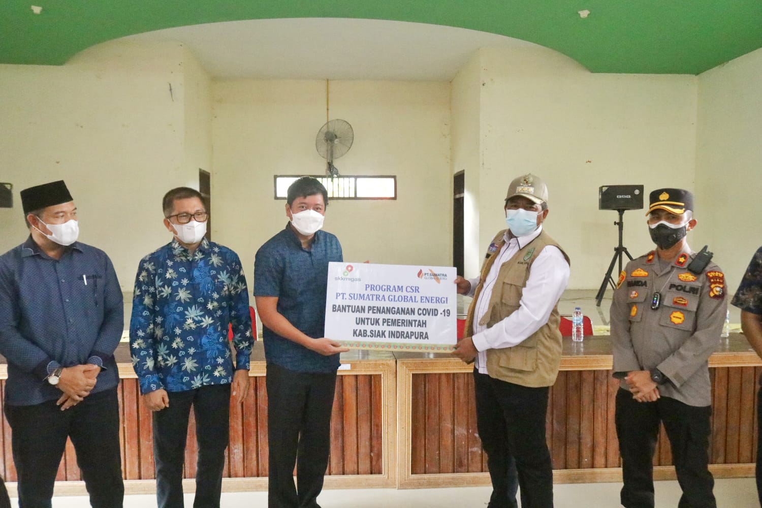 Bupati Alfedri Serahkan 3000 Masker Dari Program CSR, Ke Tiga Kampung Di Kecamatan Sungai Apit 