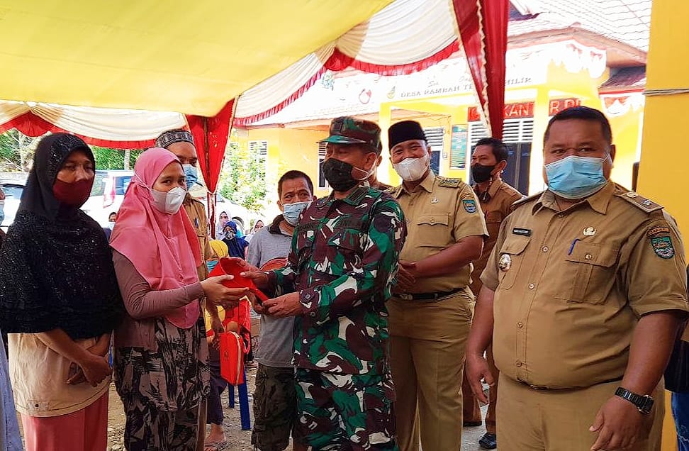 Kreatif, Di Desa Ini Bagikan Gayung Saat Serbuan Vaksinasi Kodim 0313/KPR