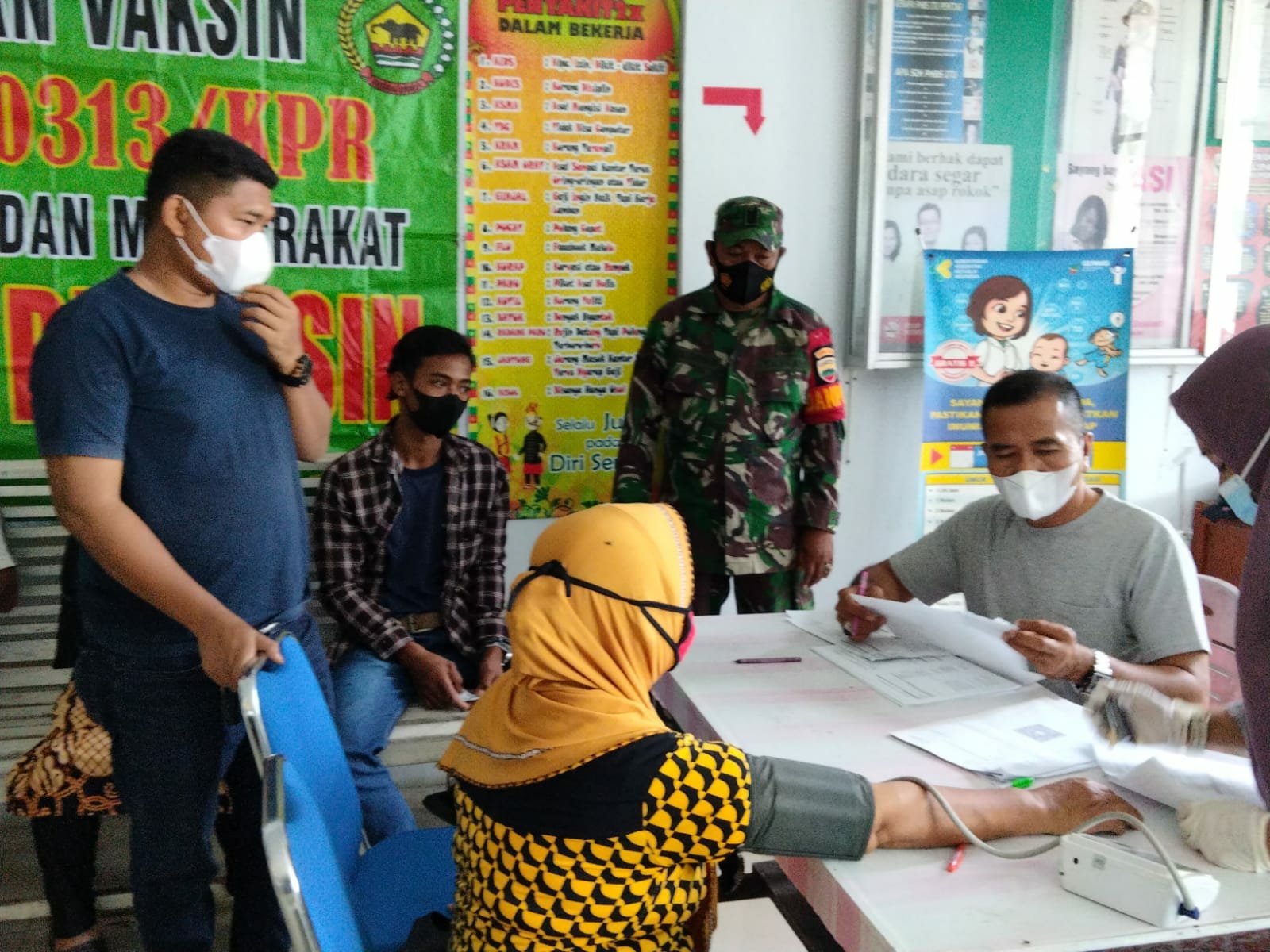 Babinsa Koramil 05/Kampar Kiri Dampingi Warga Sukseskan Vaksinasi