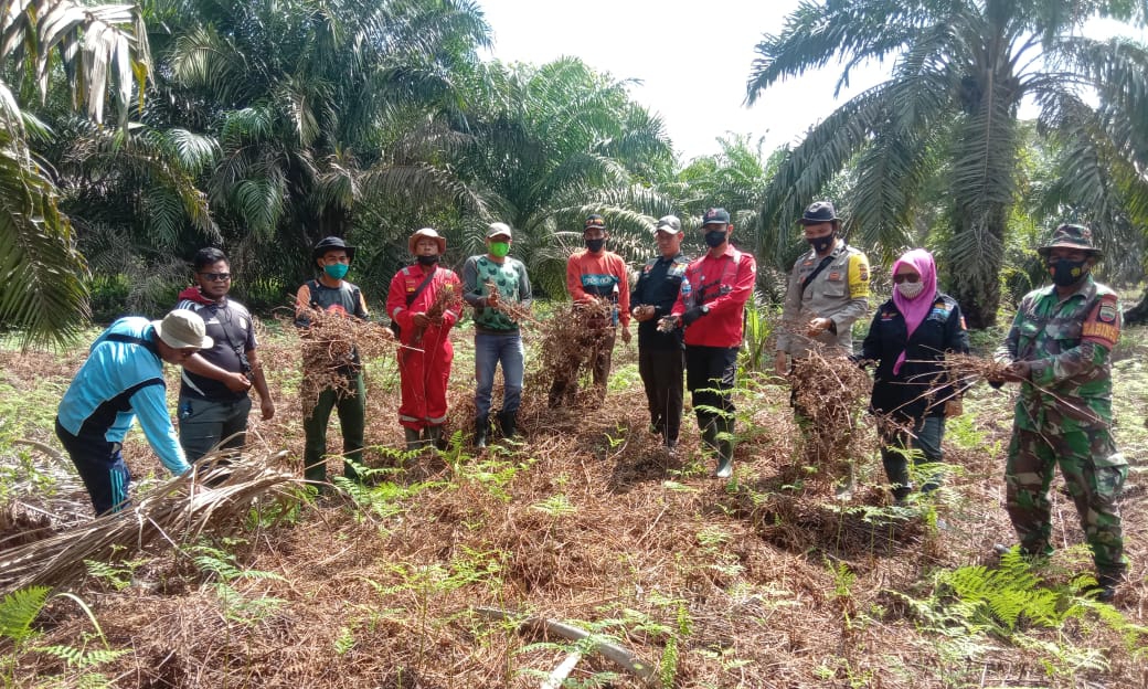 Hari Libur Babinsa Koramil 15/Kuala Kampar Tetap Semangat Laksanakan Patroli Karhutla
