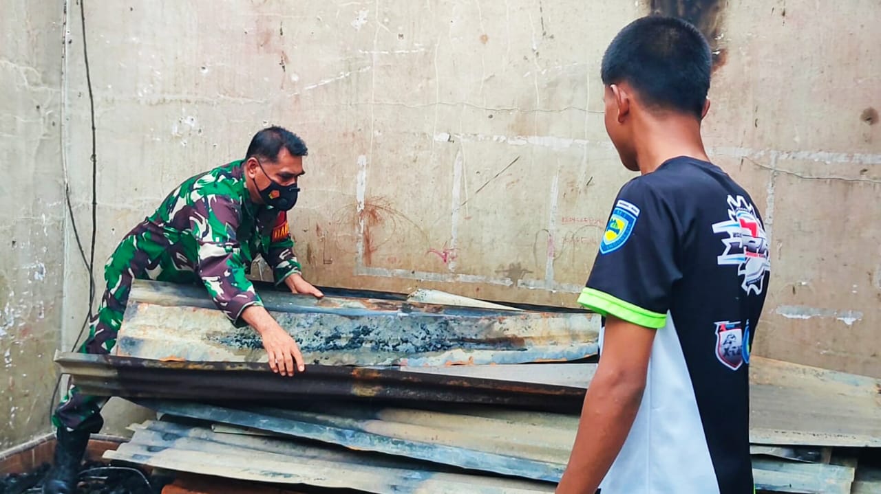 5 Rumah Warga di Desa Pematang Berangan Rohul Ludes Terbakar, Babinsa Koramil 02 Rambah Bantu Warga