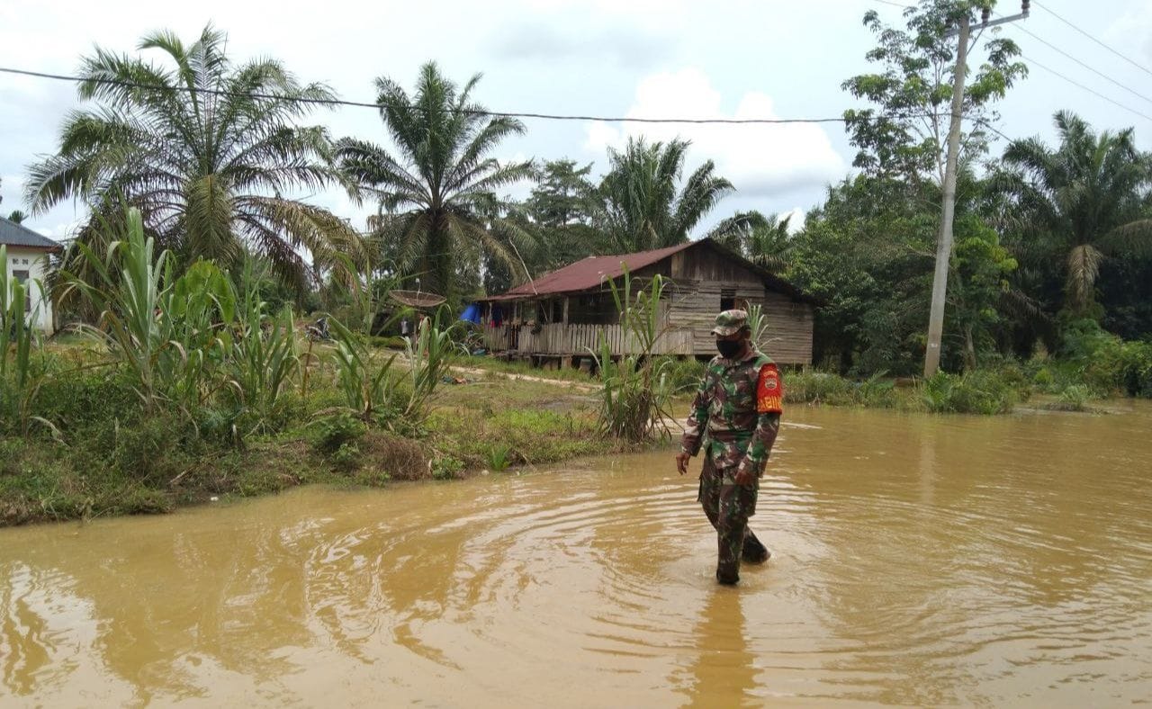 Tanggap Banjir Babinsa Pantau Desa Binaan