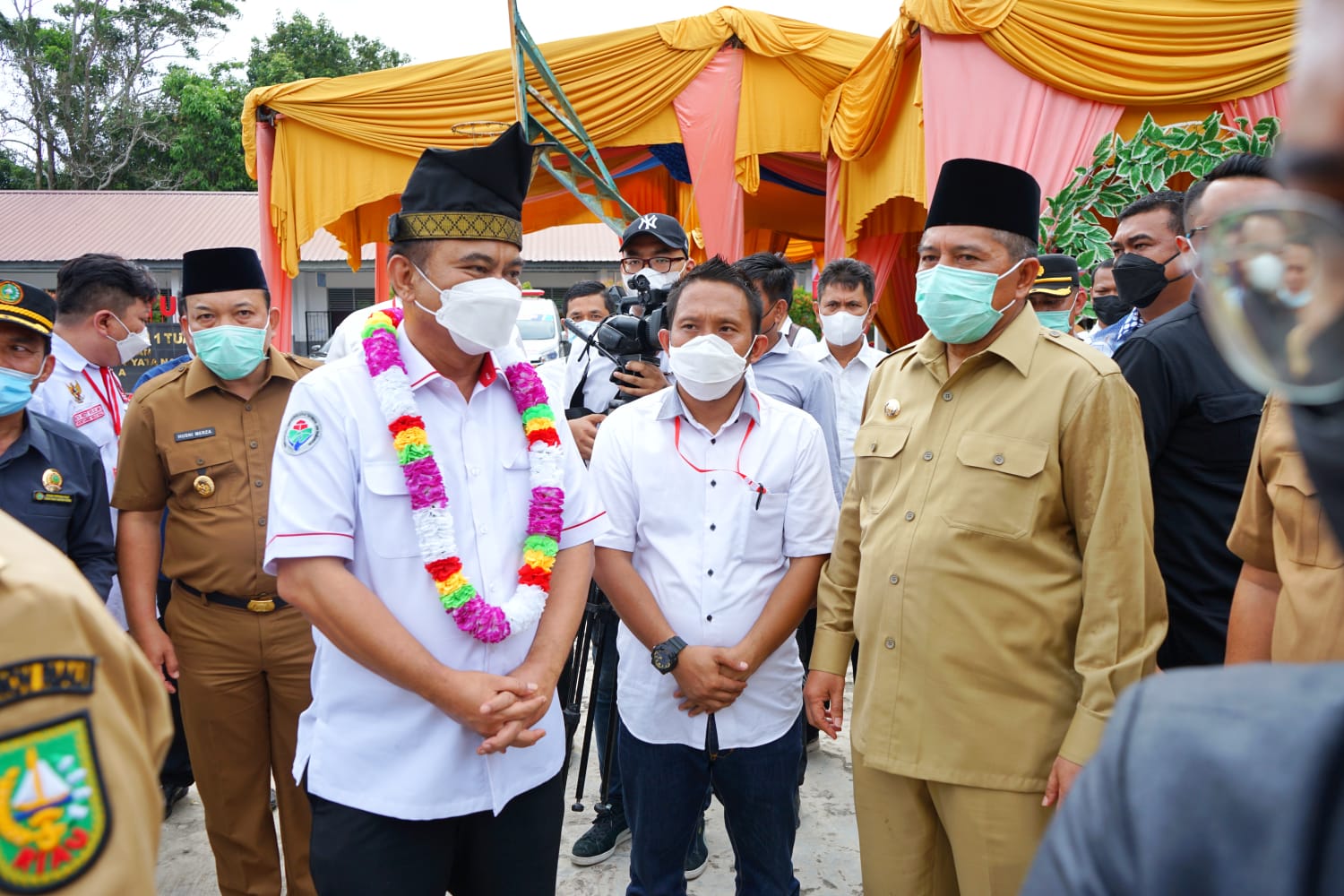 Alfedri dan Husni Dampingi Wamendes PDTT Tinjau Pelaksanaan Vaksinasi di SMAN 1 dan SMAN 2 Tualang 