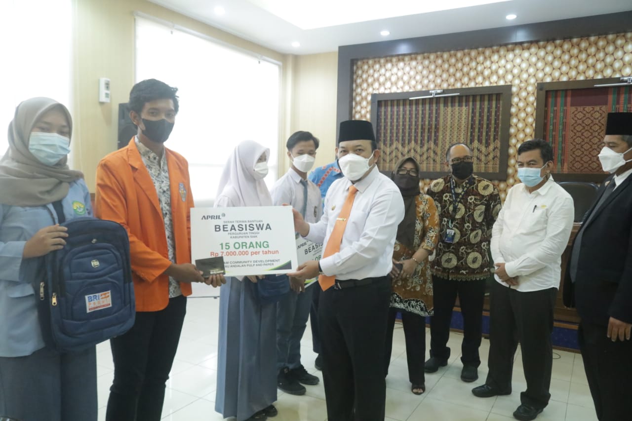 Bupati Siak Serahkan Beasiswa Dari PT RAPP Bagi 47 Orang Pelajar SLTA dan 15 Orang Tingkat Perguruan