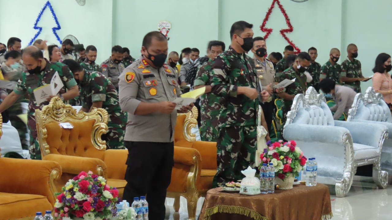 Dengan Tetap Mematuhi Prokes, Prajurit TNI dan Polri Rayakan Natal Secara Sederhana Makodim 0313/KPR