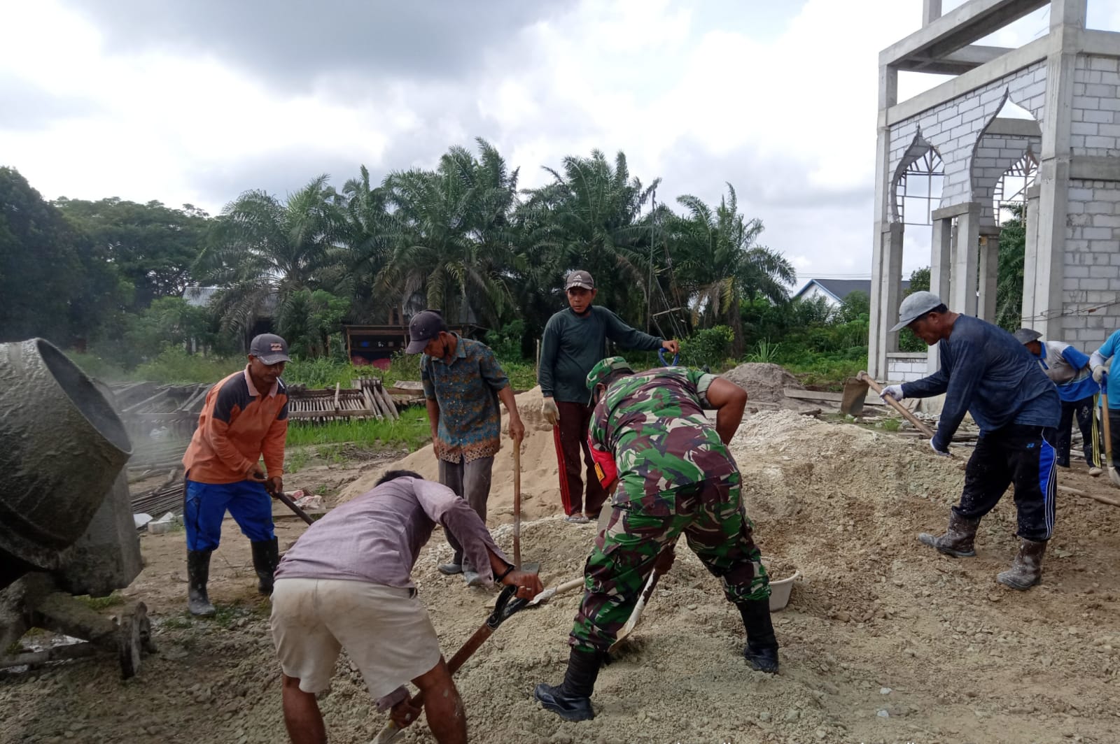 Siapkan Tempat Ibadah, Babinsa Bangun Masjid Bersama Warga