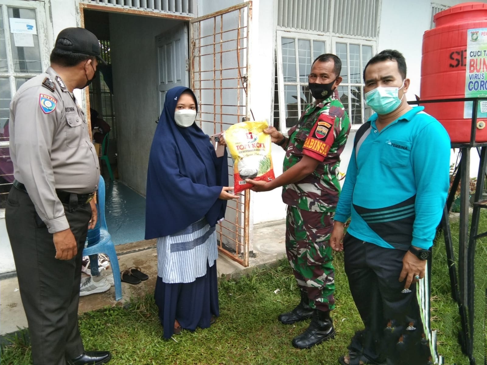 Peduli Babinsa Bersama Bhabinkamtibmas Salurkan Sembako Untuk Warga Isoman