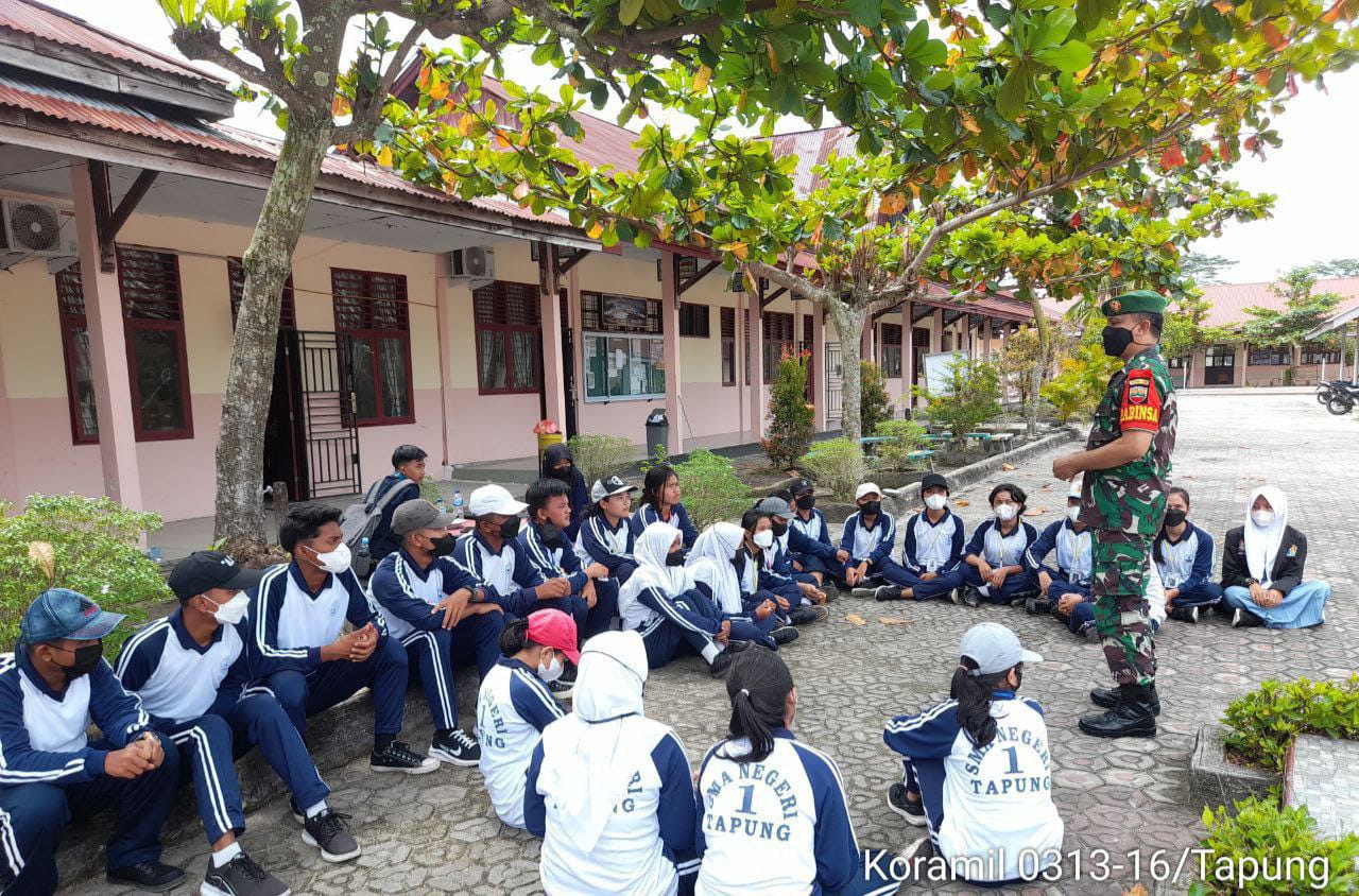 Tumbuhkan Rasa Nasionalisme, Babinsa Koramil 16/Tapung Tanamkan Cinta Tanah Air Terhadap Siswa 