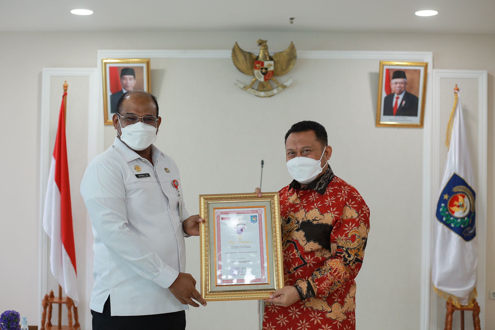Bupati Kampar Terima Penghargaan Karya Bhakti Satpol PP Dari Kemendagri
