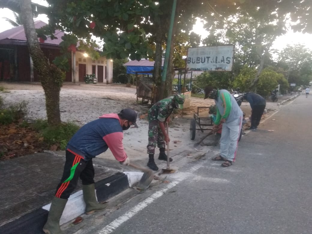 Tak kenal bulan puasa dan hari libur Babinsa dan warga binaan bersihkan jalan pemukiman warga masyar