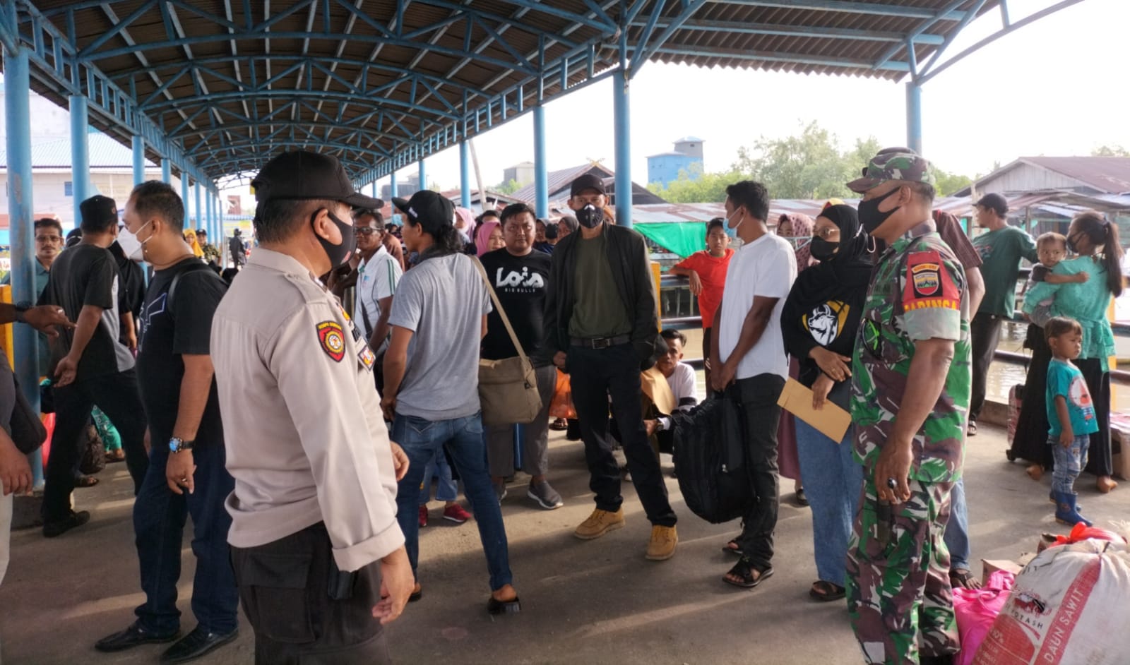Babinsa Pantau Arus Balik di Pelabuhan Penyalai Kelurahan Teluk Dalam, Masih Aman Dan Lancar