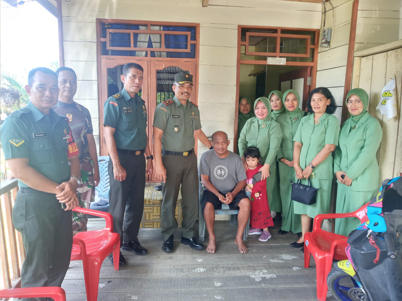 Berikan Motivasi Danramil 05/ Kampar Kiri Bersama Ibu Besuk Anggotanya yang Sedang Sakit