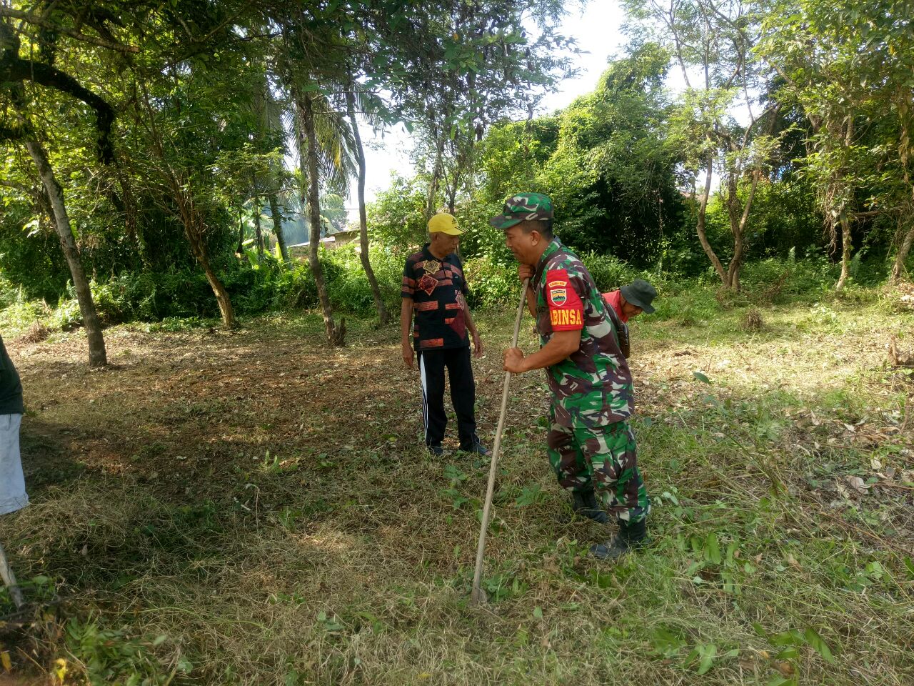 Bersihkan Desa, Babinsa Koramil 07/Kampar Bersama Warga Melaksanakan Gotong Royong
