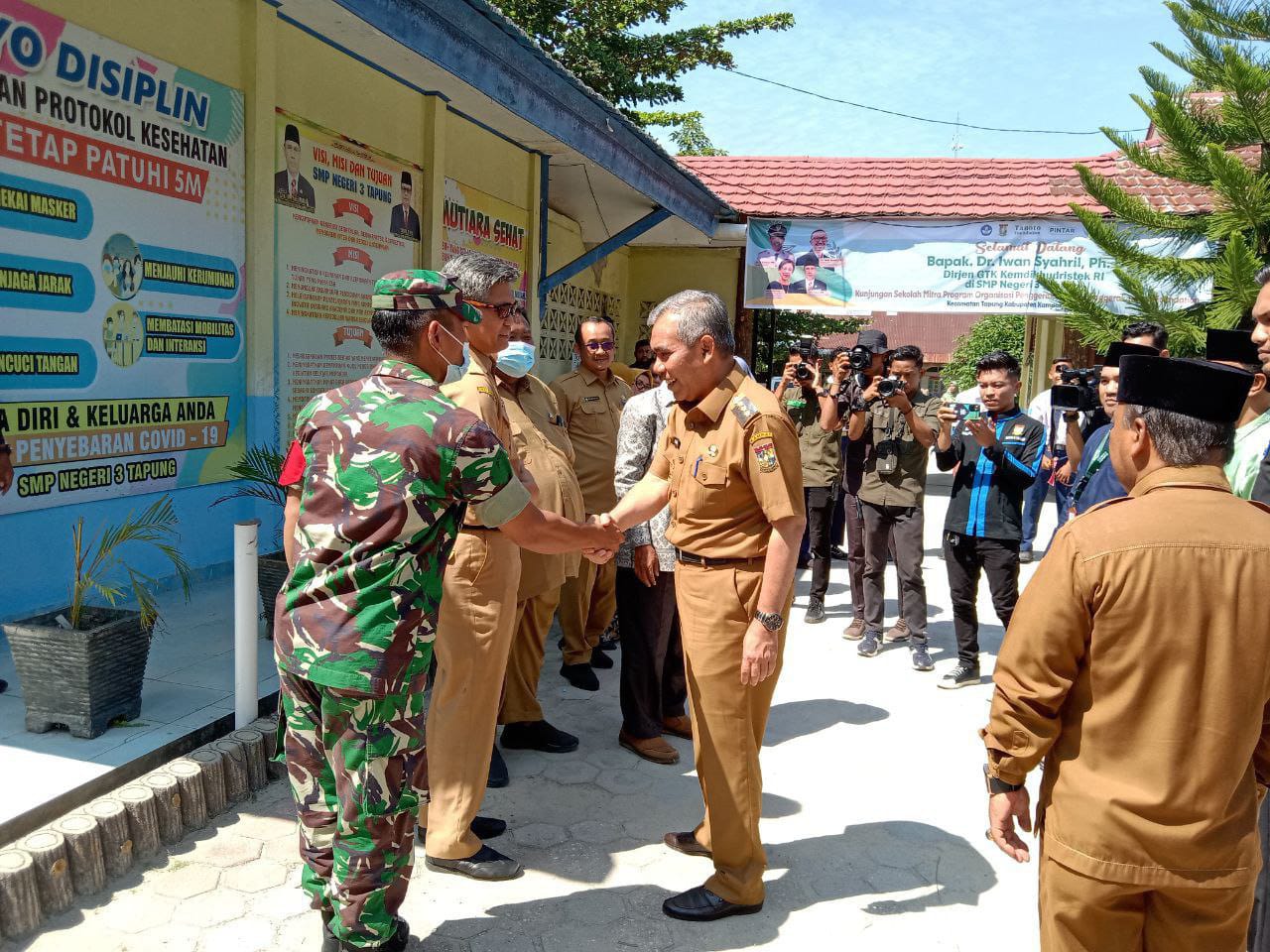 Babinsa Koramil 16/Tapung Dampingi Kunjungan Dirjan GTK Kemendikbudristek Ke SMP N 3 Tapung