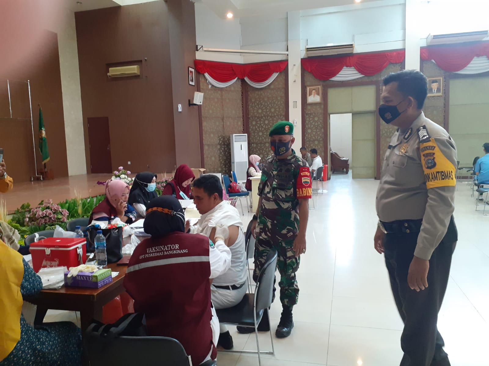 Babinsa Monitoring Vaksinasi Dikantor Bupati Kampar