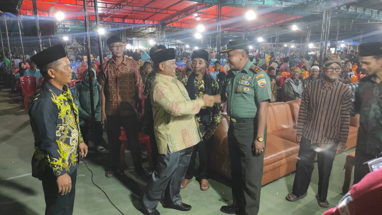 Danramil 01/Bkn Bersama Babinsa Nonton Wayang Kulit Semalam Suntuk Dalam Rangkah Memperingati HUT RI