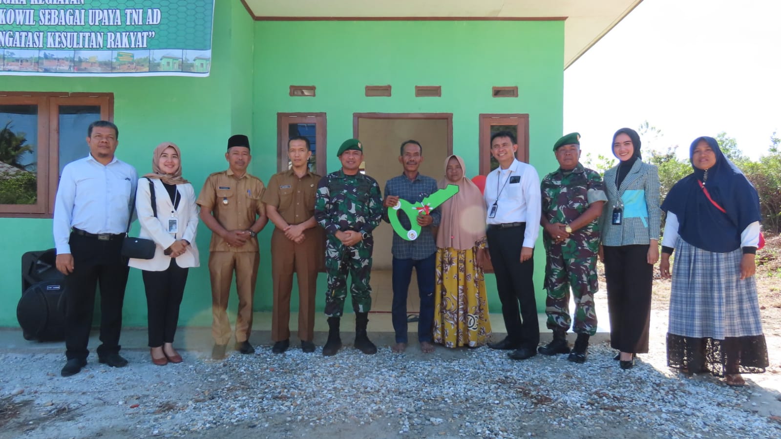 Bedah RTLH Selesai, Dandim 0313/Kpr Serahkan Kunci Secara Simbolis Kepada Warga Salo Timur