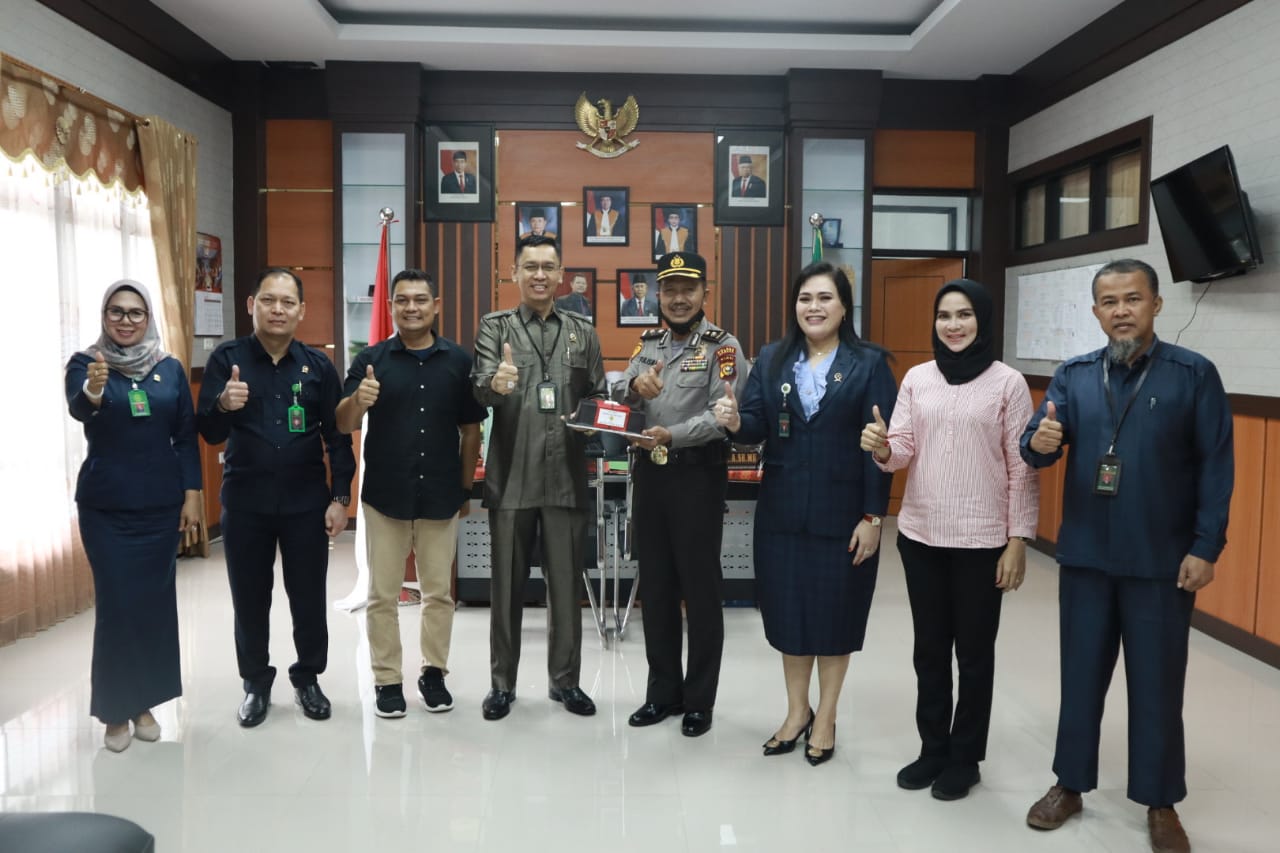 HUT Mahkamah Agung Ke-77 Tahun 2022, Polres Kampar Berikan Kue Ulang Tahun Kepada PN Bangkinang