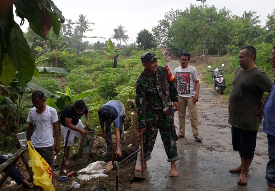 Sertu Syahrul, Babinsa Koramil 07/Kampar Laksanakan Jumat Bersih Dengan Masyarakat