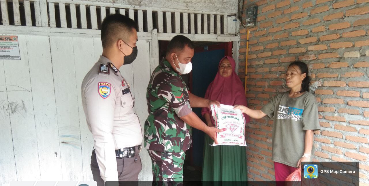 Sabtu Berbagi, Babinsa Koramil 16/Tapung Bersama Bhabinkamtibmas Bagikan Paket Sembako