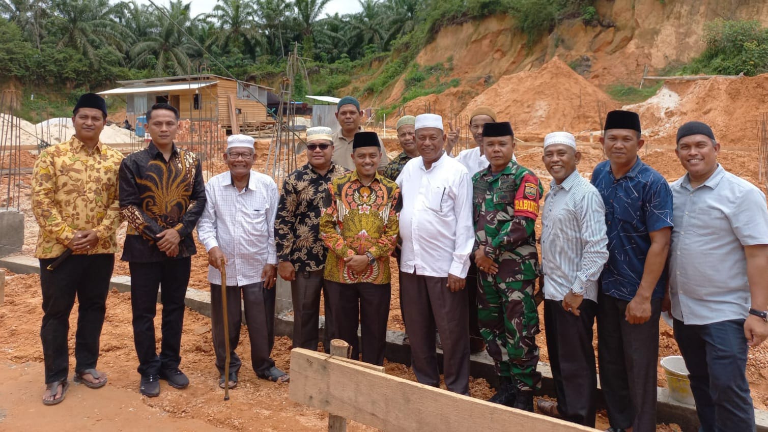 Babinsa Koramil 05/KK Sertu Nurhaidin, Hadiri Acara Peletakan Batu Pertama Pembangunan Mesjid 