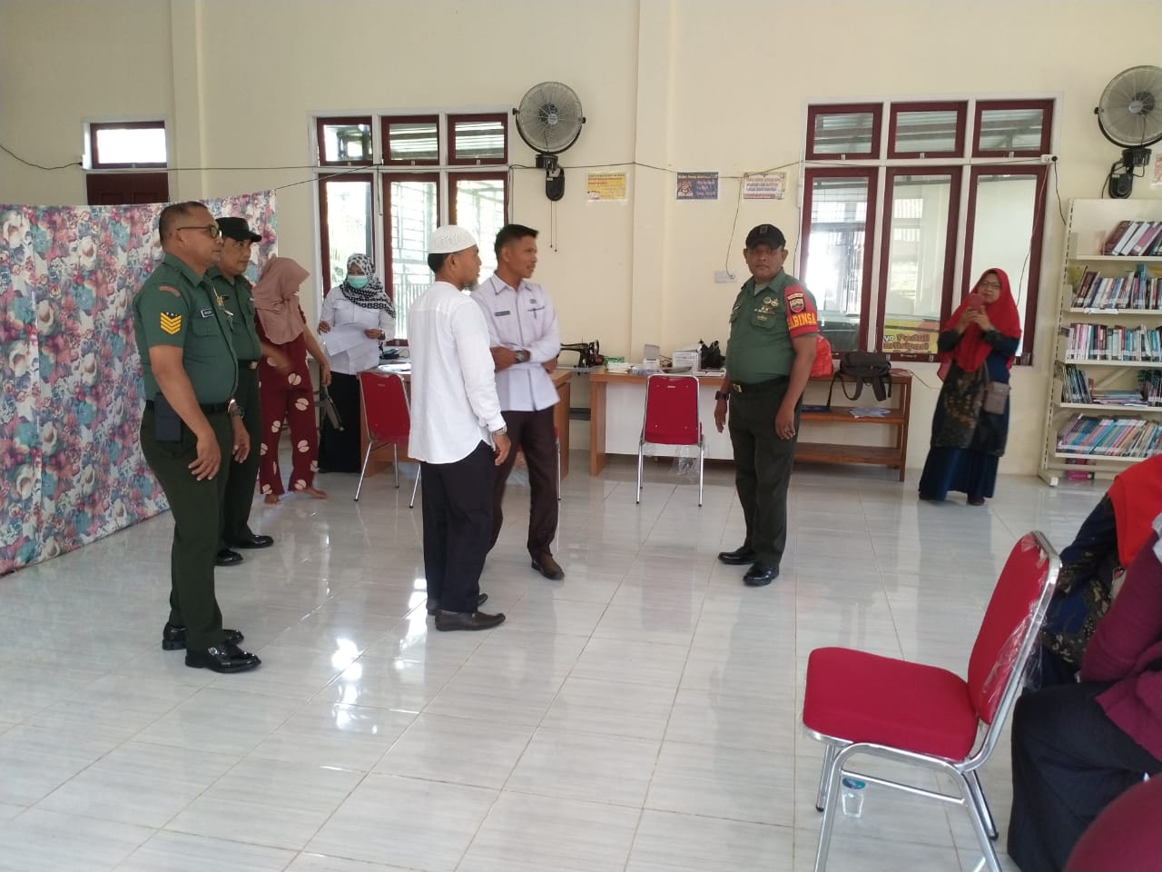 Sukseskan KB Kesehatan Di Kampung Pancasila, Babinsa Koramil 01/Bkn Dampingi Puskesmas Laboy Jaya