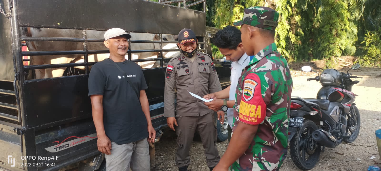 Babinsa Turun Ke Lapangan Bantu Penyekatan Sapi dari Luar Daerah Cegah Penyebaran PMK