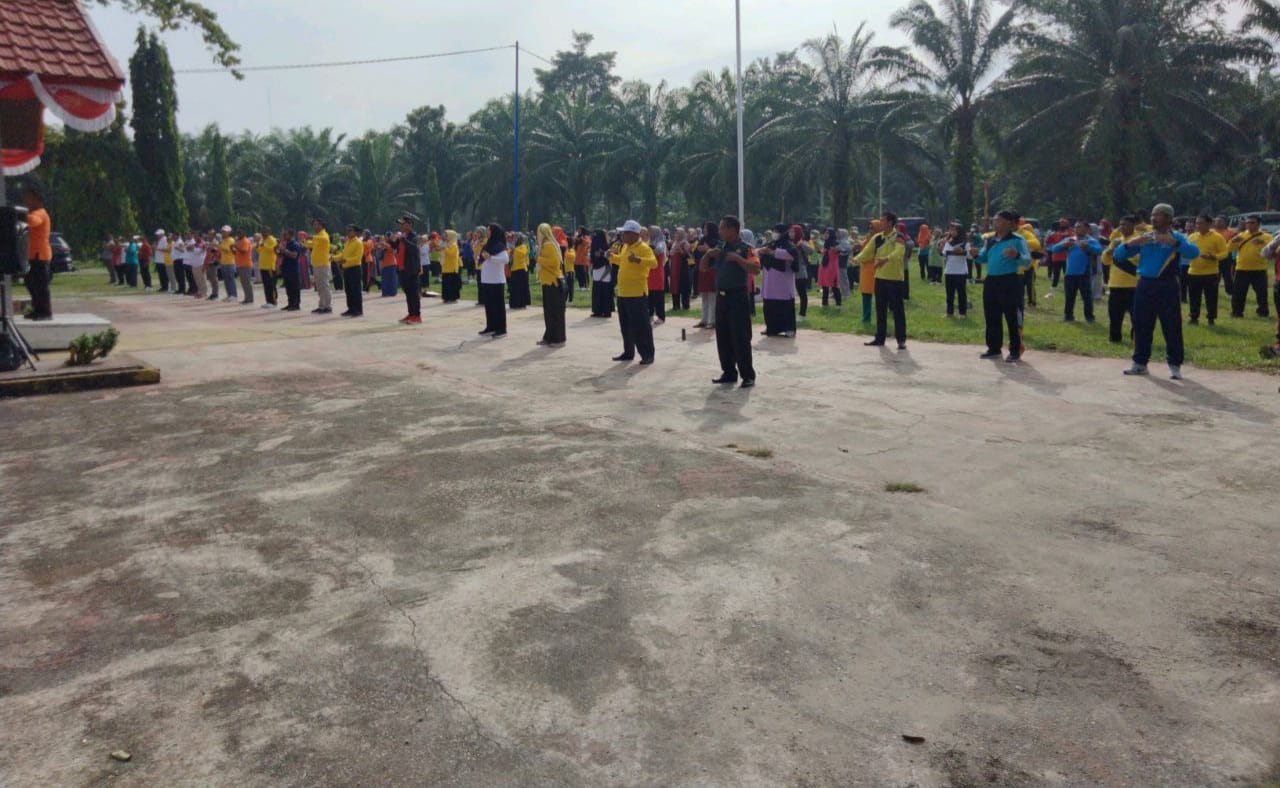 Senam Sehat Babinsa Koramil 11/Tambusai bersama Wakil Bupati Rokan Hulu