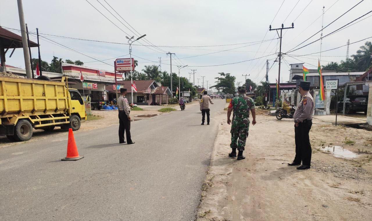 Ciptakan Tertib Berkendaraan, Polri bersama TNI Laksanakan Pengaturan Lalu Lintas
